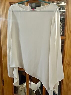Vince Camuto White Asymmetric Hem Flowy Sleeved Top